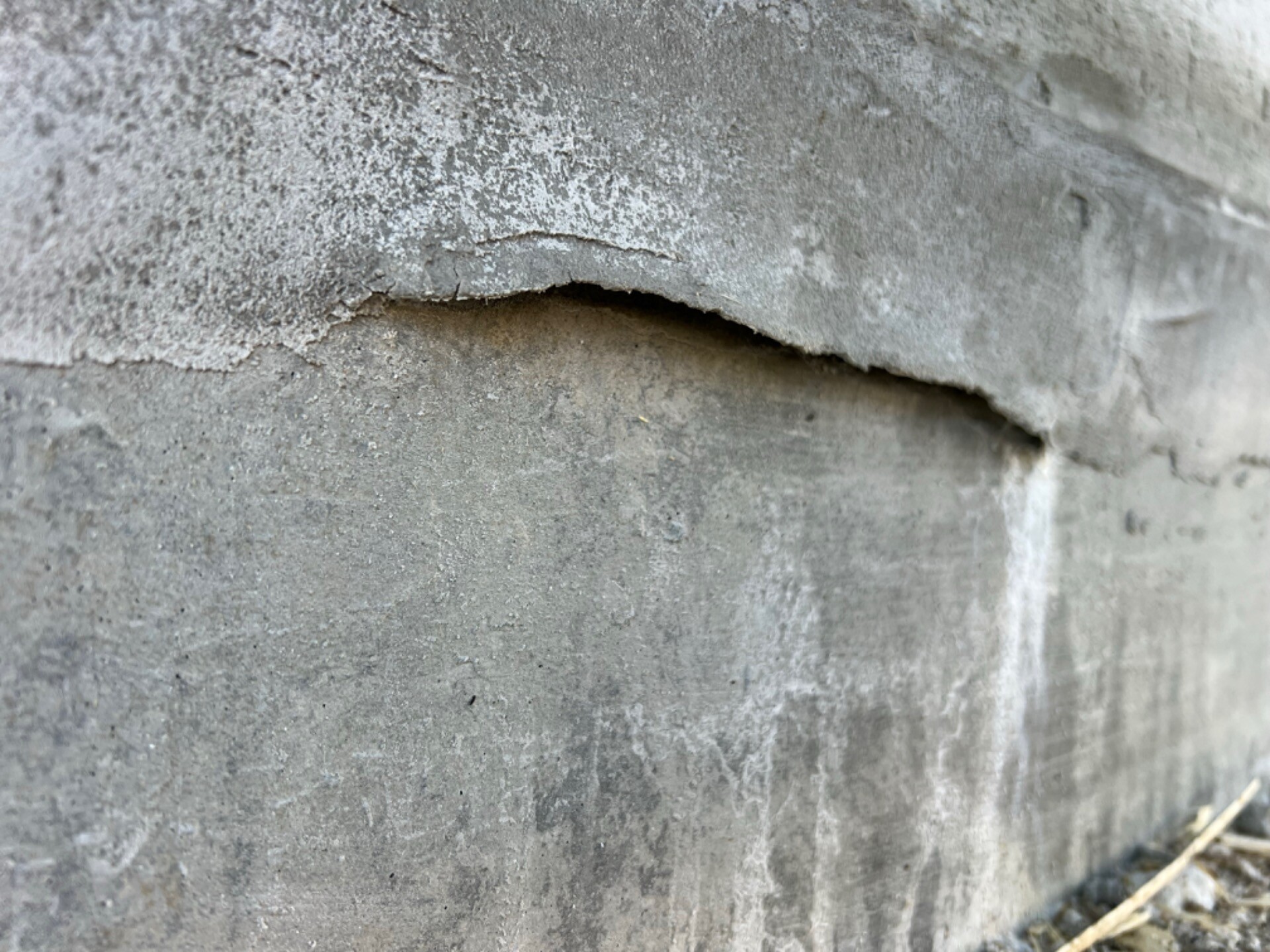 Risse in einer Sockelabdichtung durch Frost