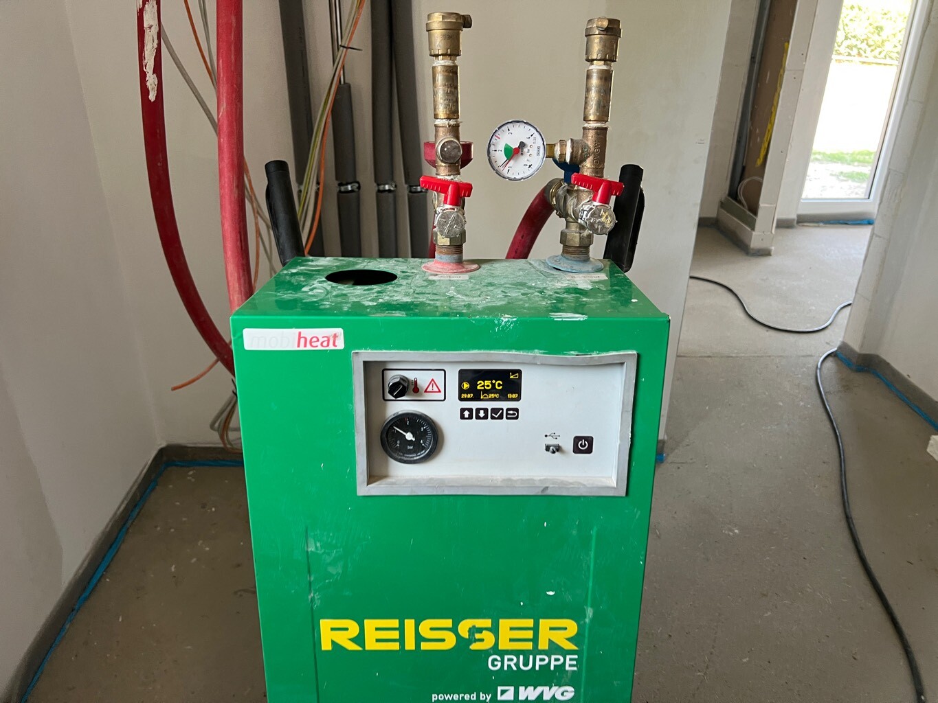 Elektronisches Heizgerät zum Funktions- und Belegreifheizen auf einem frisch eingebauten Estrich.